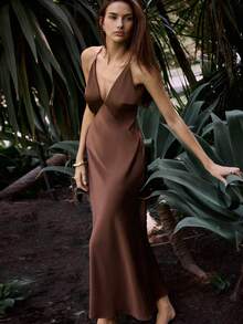 Vestido midi MAIJA elegante, plissado, em cetim, com decote quadrado e modelagem ajustada. - Castanho - Ver 4