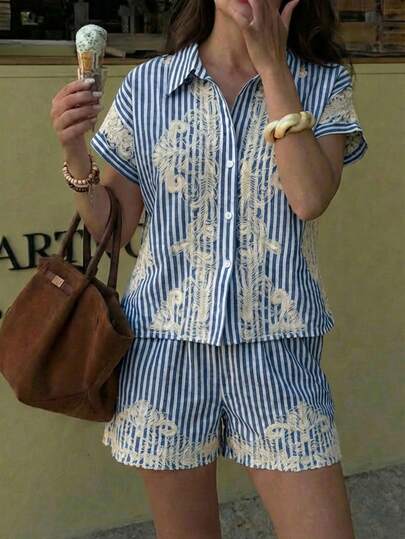 Conjunto de camisa de manga corta y shorts con rayas verticales y bordados | Diseño de cuello de camisa y cintura con cordón ajustable | Tela ligera y transpirable para verano | Combina estilo vintage y elegante con funcionalidad | Versátil para vacaciones, salidas casuales y looks de playa | Combina con sombreros, sandalias o accesorios | Prenda única para tu armario | Ideal para looks fashion y cómodos en cualquier ocasión
