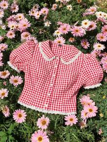 SHEIN MOD Áo sơ mi nữ cỡ lớn phong cách nghỉ dưỡng đồng quê mùa hè, họa tiết kẻ caro đỏ trắng, cổ Peter Pan, tay phồng, phối ren tương phản. - Đỏ và trắng - Xem 9