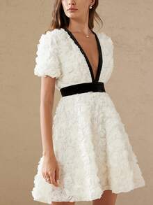 Aveloria Rosie 法式优雅女士约会/情人节精致3D立体花卉装饰V领撞色腰部喇叭短袖连衣裙 - 彩色 - 查看 3