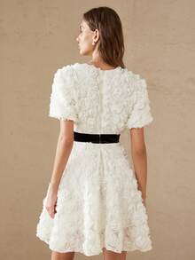 Aveloria Rosie 法式优雅女士约会/情人节精致3D立体花卉装饰V领撞色腰部喇叭短袖连衣裙 - 彩色 - 查看 6