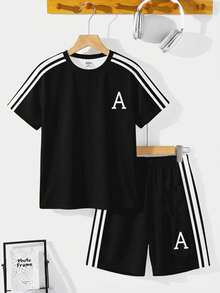 男童休闲舒适时尚简约圆领短袖T恤短裤套装，适合夏季穿着，经典条纹拼接，字母A，黑桃扑克印花 - 黑色 - 查看 2
