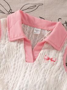 SHEIN Set de 2 piezas Nuevo conjunto de verano para niñas pequeñas con chaleco superior de tela de punto texturizada en color albaricoque con cuello y lazo decorativo + falda corta de mezclilla con volantes y bordados, estilo vintage y lindo - Multicolor - Ver 6