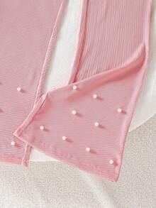 Cet ensemble se compose de deux pièces pour filles : un Top court et ajusté avec un col rond, des manches volantées et une décoration de nœud au col, le nœud étant orné de perles ; ainsi que des pantalons ajustés et évasés avec des décorations de perles aux ourlets. Idéal pour le port décontracté au quotidien en été. - Rose bonbon - Voir 3