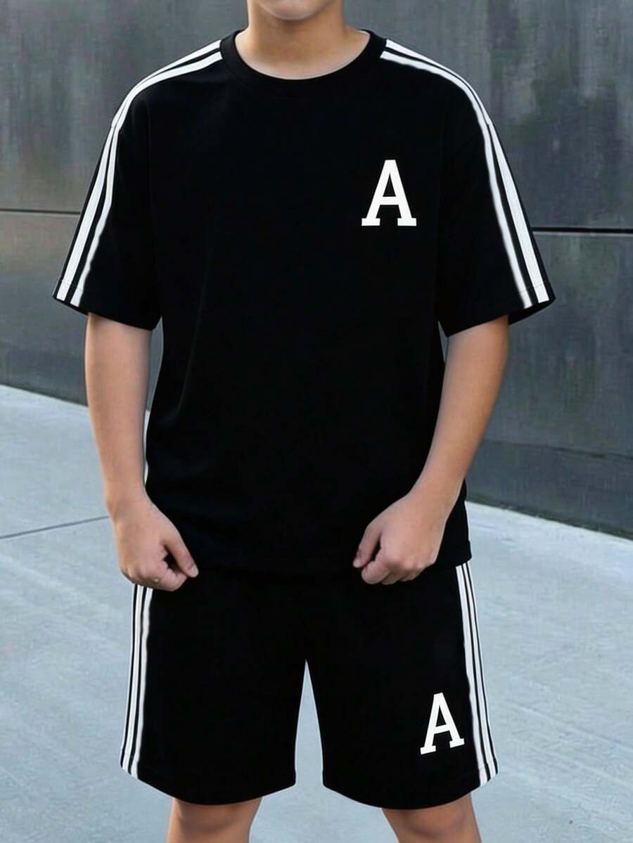 男童休闲舒适时尚简约圆领短袖T恤短裤套装,适合夏季穿着,经典条纹拼接,字母A,黑桃扑克印花 - 黑色 - 查看 1