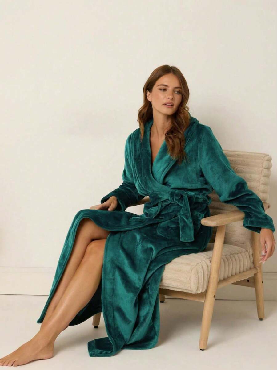 This Long, Collared Flannel Bathrobe With Fleece Lining Is Perfect For Autumn And Winter. It's Soft, Luxurious, Stylish, Elegant, And Charming. - Green - View 1