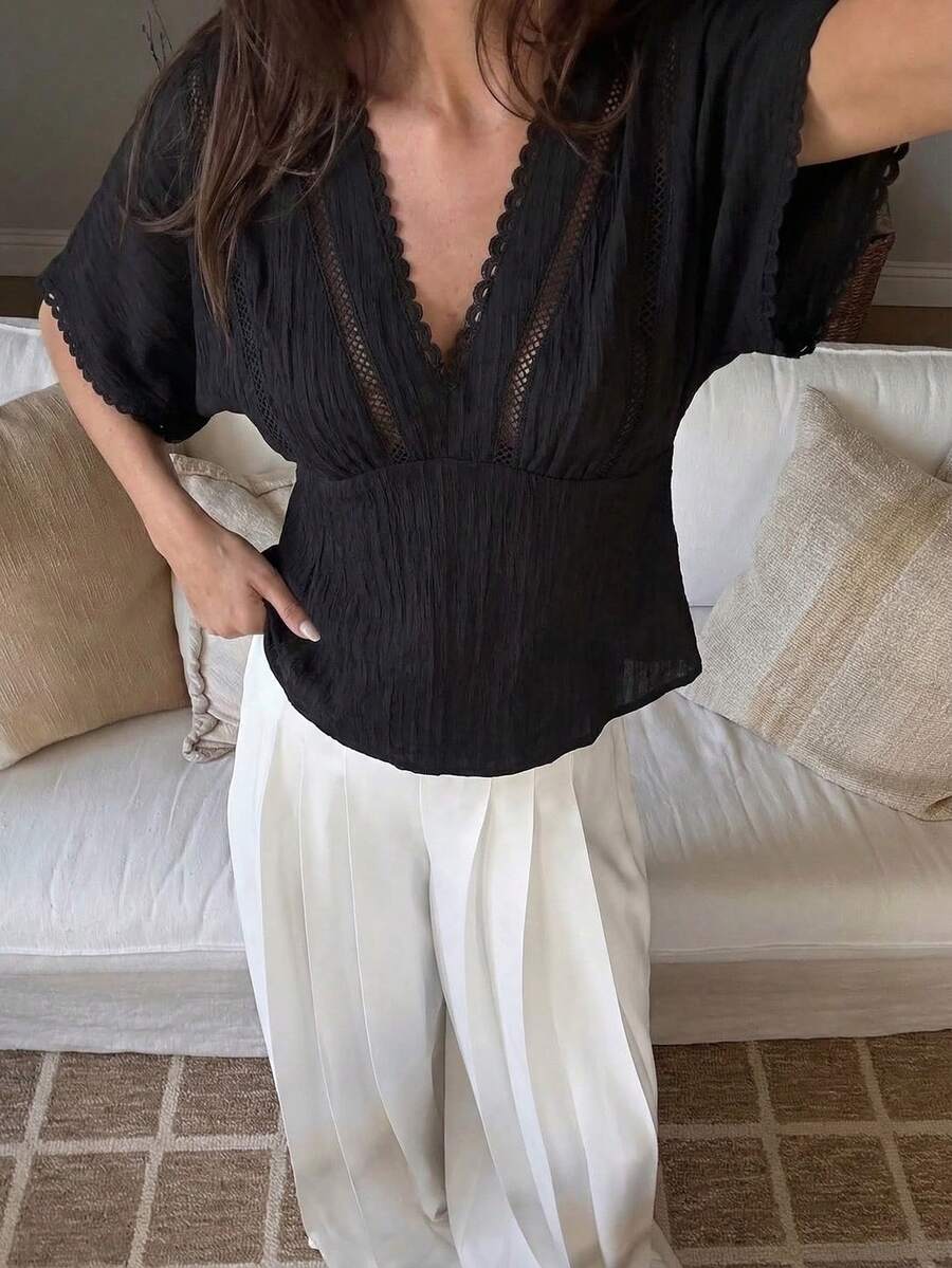 Pariaura 女士春夏新款法式优雅黑色纹理V领衬衫 – 蕾丝镂空拼接泡泡袖收腰上衣，轻盈透气修身荷叶边下摆衬衫，适合春夏穿着 - 黑色 - 查看 1