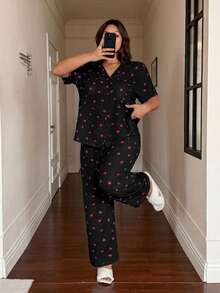 Dream Adore Conjunto de pijama de manga corta con botones, cuello y estampado de corazones rojos y blancos en tela arrugada - Negro - Ver 5