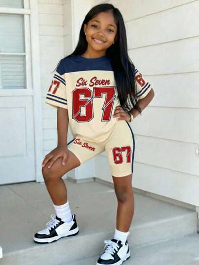 一套女童休闲运动风套装，包含一件印有数字67和撞色字母的圆领短袖T恤和一条短裤，舒适针织T恤，适合女童日常、度假、夏季和上学穿着。