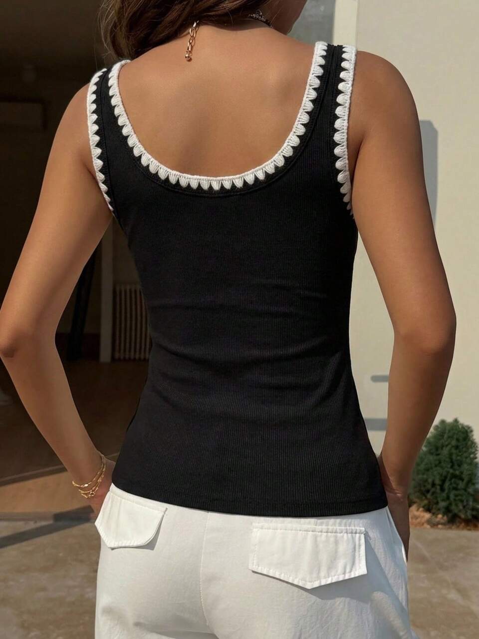 U-Neck Sleeveless Contrast Trim Fitted Black Solid Color Stretch Casual Women's Tank Top Y2K