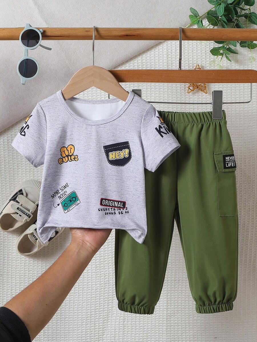 SHEIN Playful Pals 两件套幼儿男童标语印花白色针织短袖T恤搭配黑色梭织工装裤套装,时尚休闲,适合夏季日常、户外、旅行穿着。 - 灰色 - 查看 1