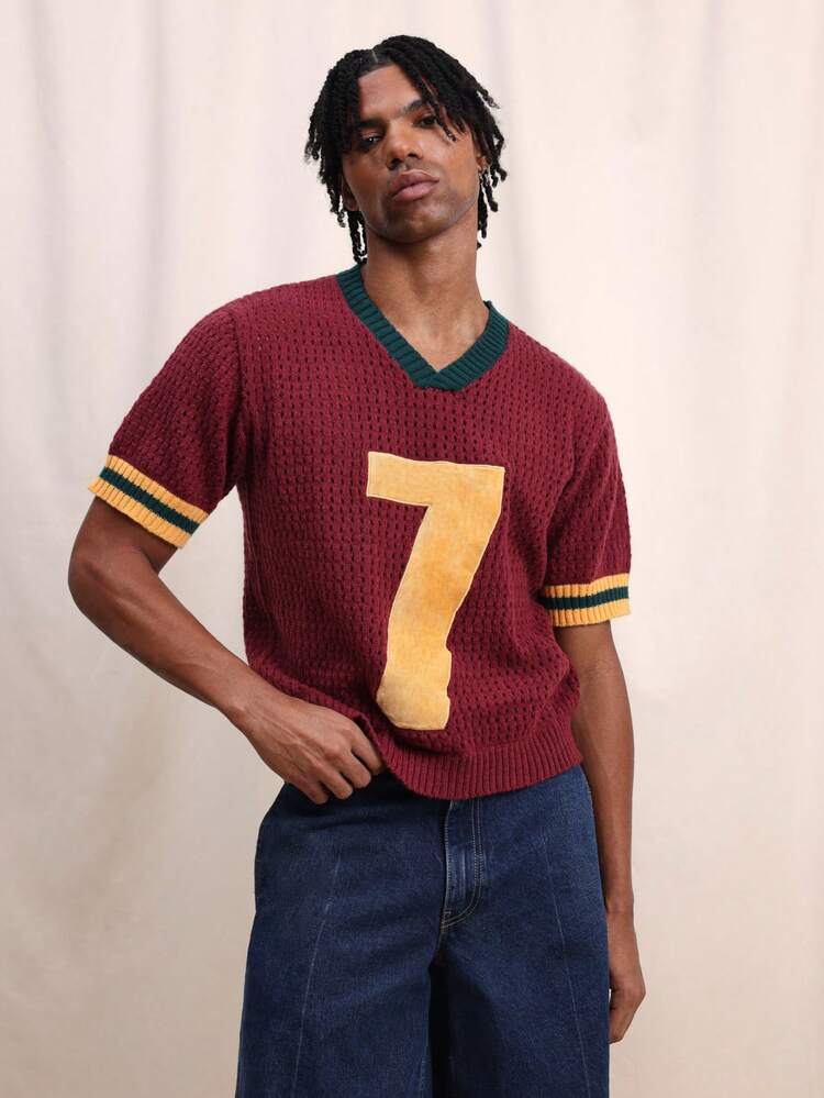 Top Masculina Folgada de Crochê Tricotada com Decote em V, Manga Curta, na Cor Bordô, com Estampa do Número Sete e Detalhes de Barra Listrada