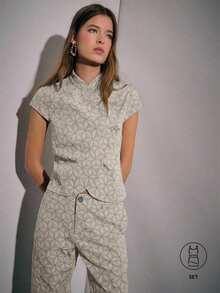 Nöista 这款两件套搭配包括一件短袖上衣和一条阔腿裤，采用几何图案和精致的中国风纽扣设计，打造优雅的剪裁造型，适合女性春假穿着；完美契合精致的搭配风格、日常穿着、节日生日装扮以及高雅的活动场合。 - 灰色 - 查看 10