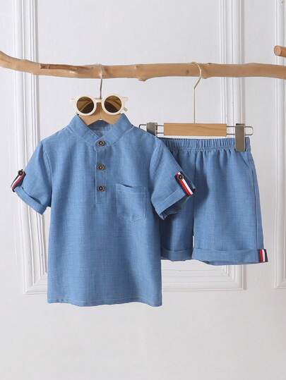 SHEIN 2 piezas Conjunto de polo para niño pequeño, camisa de manga corta con ribete de cinta estilo colegial azul y conjunto de pantalones cortos