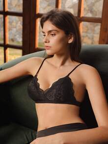 女士黑色法式深V三角杯轻薄文胸，配有可调节肩带 - 黑色 - 查看 1