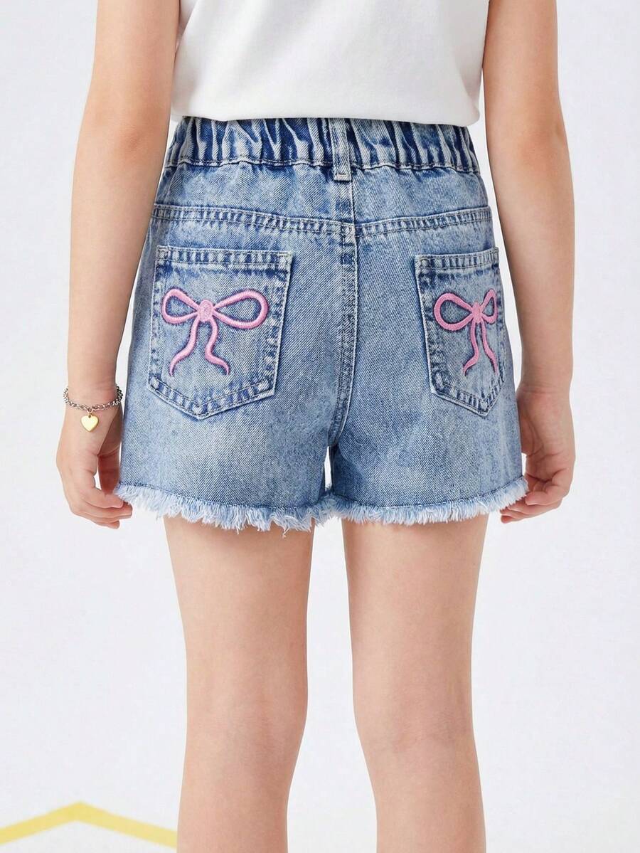 Short en jean délavé pour filles, bleu clair avec détails déchirés, broderie de nœud rose, style ajusté confortable, en coton denim, convient pour l'école, les déplacements, le port quotidien, nouvelle arrivée - Jean clair - Voir 1
