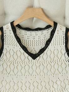 SHEIN Franclia Thiết kế mới, tối giản, mang đến cảm giác nghỉ hè thanh lịch, áo hai dây gợi cảm với cổ áo lượn sóng, ôm sát tôn dáng, phối màu tương phản, không tay, thích hợp cho kỳ nghỉ biển, bộ đồ hai mảnh dành cho nữ. - Kem - Xem 5