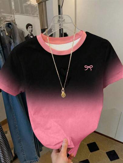 女童短款印花T恤，蝴蝶印花，粉色领子，适合外出穿着，春、夏、秋季皆宜，日常穿着舒适，修身剪裁，黑粉渐变色，时尚百搭。