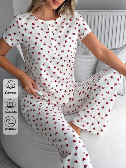 SHEIN Ensemble pyjama décontracté en coton pour femmes, 2 pièces avec haut à col rond, détail de boutons devant, motif cœur, manches courtes et pantalon long. Confort et décontraction pour la maison.