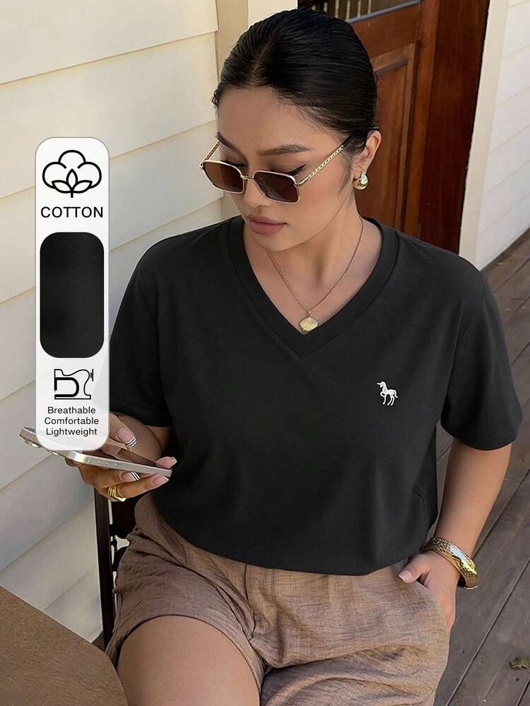 Dazy Plus Plus Size Embroidered Pattern V-Neck Loose White Short Sleeve T-Shirt Summer