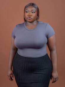 CurvyTilda 大尺碼 4 件組純色短版圓領短袖修身女款 T-shirt 上衣，適合夏季情人節休閒穿著 - 彩色 - 查看 6