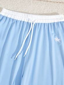 Bộ đồ thể thao thường ngày dành cho nữ tuổi teen, gồm áo polo cổ bẻ với đường chỉ tương phản, thêu ngực, áo tay ngắn cạp xếp ly và quần ống rộng có dây rút. Bộ đồ thể thao màu xanh navy này cân bằng hoàn hảo giữa sự thoải mái và phong cách. Tinh tế nhưng không phô trương, quần ống rộng cạp điều chỉnh được và cổ áo polo tương phản giúp tôn lên đường nét cổ. Một bộ trang phục mùa hè thiết yếu để thư giãn, tập luyện hoặc mặc ngoài trời. - Màu xanh lam - Xem 7