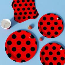 红色底黑色波点一次性餐盘、餐巾纸和杯子套装，可供8位客人使用。这款一次性派对用品套装（包括餐盘、餐巾纸和杯子）非常适合生日派对、婚礼和家庭野餐。 - 查看 5