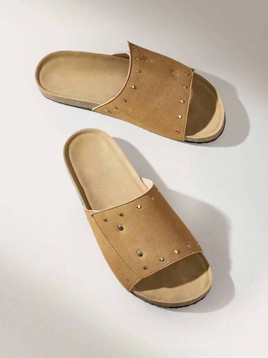 Solecia Neue Damen-Sandalen mit flacher Sohle, Slip-On-Hausschuhe, mattes PU-Material, einteilige Nietenverzierung, einfacher und bequemer Stil, vielseitiges Modell, geeignet zum Ausgehen, Einkaufen und Spazierengehen - Rostbraun - Übersicht 1