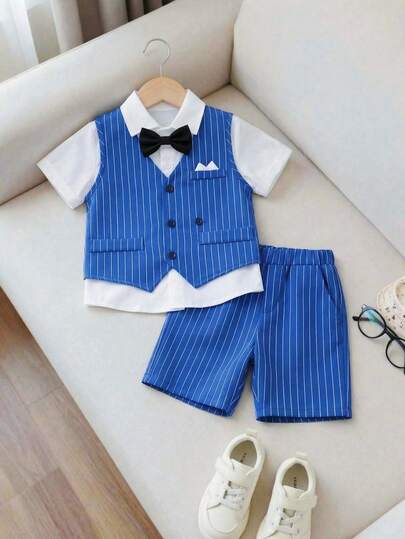 两件套学生绅士风背心短裤套装，V领设计，配3颗黑色纽扣，左胸口袋饰有白色丝巾，弧形下摆，藏青色和白色竖条纹面料，正式又不失活泼的风格，适合儿童礼仪和表演场合。