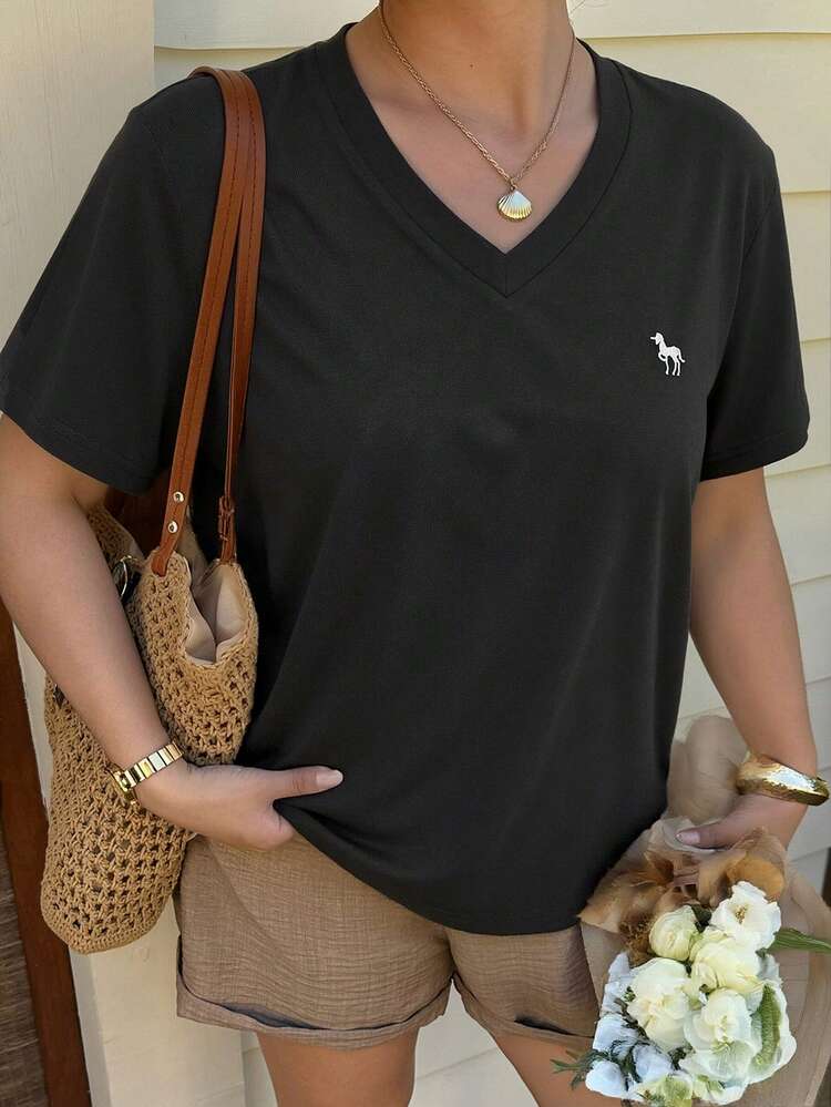 Dazy Plus Plus Size Embroidered Pattern V-Neck Loose White Short Sleeve T-Shirt Summer