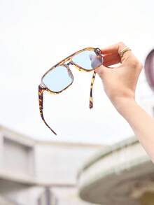 1副男士经典方形双梁简约时尚眼镜，适合派对、休闲、度假、旅行、海滩、日常佩戴 - 黃玳瑁框藍片 - 查看 3