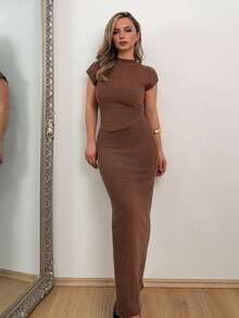 Jeta Ari Set de 2 piezas, blusa de manga corta con cuello alto en unicolor y minifalda acampanada para mujer - Marrón Chocolate - Ver 1