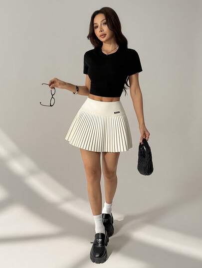 SHEIN PETITE Chân váy xếp ly siêu ngắn cạp thấp dành cho nữ, màu be, chất liệu dày dặn, có lớp lót quần short bên trong, kiểu dáng học thuật cổ điển, mang hơi hướng vintage, phù hợp cho dịp Giáng sinh, mặc hàng ngày, tụ họp bạn bè, thanh lịch và duyên dáng, món đồ đa năng cho mùa thu/đông, Giáng sinh.