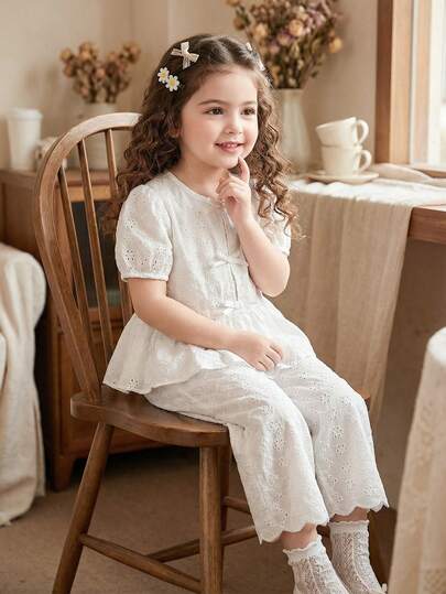 Vintaside Kids Conjunto de 2 piezas de top de manga corta con cuello redondo, lazo delantero y pantalones largos, con bordado blanco y textura hueca, en estilo pastoral y campestre, elegante y versátil, adecuado para uso diario en primavera/verano, para niñas pequeñas