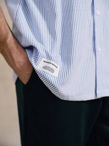 VeloEdit Camisa Social de Manga Curta Masculina Tecida com Listras e Bolso no Peito, Azul e Branca, Adequada para Uso Casual ou de Escritório no Verão, Gola de Algodão, para Amigos, Itens de Casal Tênis Preppy, Presente do Dia dos Pais, Dinheiro Antigo, para Namorado, Looks para Homens - Azul e Branco - Visão 7