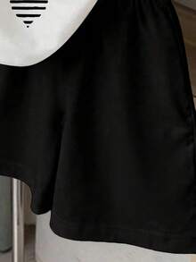 Bộ 2 món cho bé gái tuổi teen: áo thun kẻ sọc đen và áo croptop in hình trái tim đen, kèm quần short đen, thích hợp cho các hoạt động ngoài trời, mùa xuân, hè, thu. Áo thun ôm eo, quần short cơ bản. - Nhiều màu - Xem 4