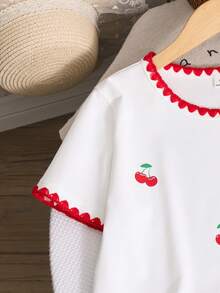 SHEIN 2件套少女宽松休闲撞色领可爱樱桃印花短袖T恤和仿牛仔长裤套装，夏季服装，撞色领口和袖口设计，刺绣工艺，适合旅行、度假、上学等场合。 - 藍白色 - 查看 4