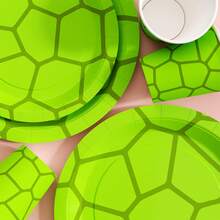 绿色底龟壳图案一次性餐盘、餐巾纸和杯子套装，可供20位客人使用。这款一次性派对用品套装（包括餐盘、餐巾纸和杯子）非常适合生日派对、婚礼和家庭野餐。 - 查看 6