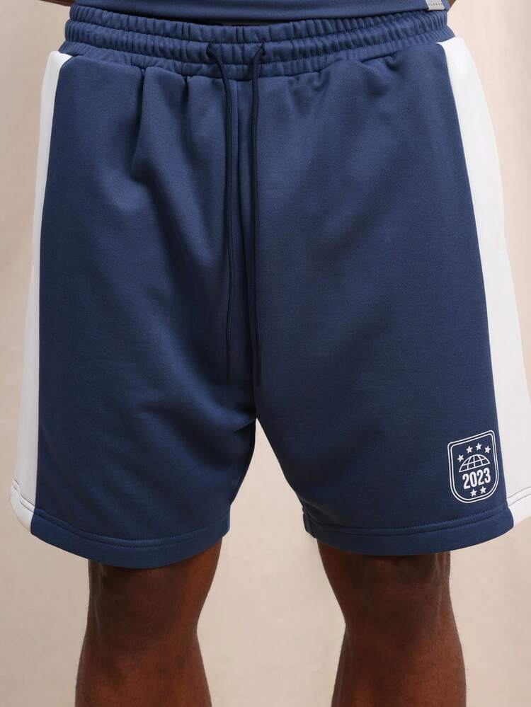 Ensemble coordonné de deux pièces avec t-shirt à col ras du cou à manches courtes et blocs de couleurs et short de sport assorti avec panneaux latéraux contrastés pour hommes