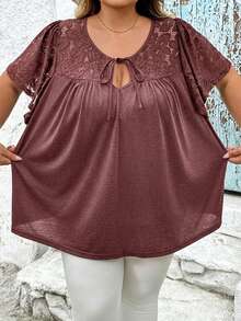 SHEIN CURVE+ 大码女式花卉蕾丝拼接前系带荷叶袖T恤毕业礼服/女士毕业礼服/白色毕业礼服/毕业套装/大码T恤夏季/乡村/海滩度假套装/海滩套装/沙滩装 - 棕色 - 查看 3