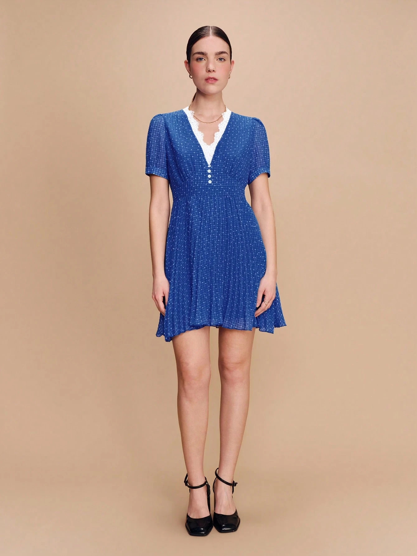 Niebieska sukienka mini z plisowanym szyfonem w groszki i kratkę z krótkim rękawem, wiosna-lato