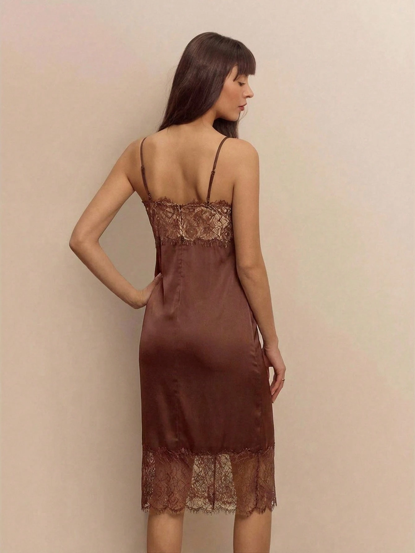 Abito midi con scollo a V in raso e pizzo marrone, con orlo in pizzo, look elegante da festa