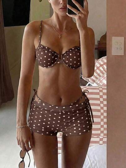 Swim Mod Bộ đồ bơi 3 món in chấm bi, có gọng, viền bèo nhún, kiểu dáng dễ thương, gồm quần bơi và quần đùi có dây rút bên hông.