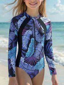 SHEIN 随机印花女童连体泳衣，夏季新品。黑色纯色拼接度假风，采用黑白棕榈树图案面料，贴身设计凸显身材，风格独特。黑白极简都市风，适合女孩度假、海滩、游泳、水上乐园等场合穿着。长袖拉链设计，方便穿脱，更好地保护皮肤。也适合冲浪。 - 彩色 - 查看 4