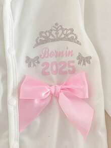 新生女宝宝礼盒套装，包含蝴蝶结皇冠印花长袖连体衣、手套和帽子，共3件套 - 白色 - 查看 4