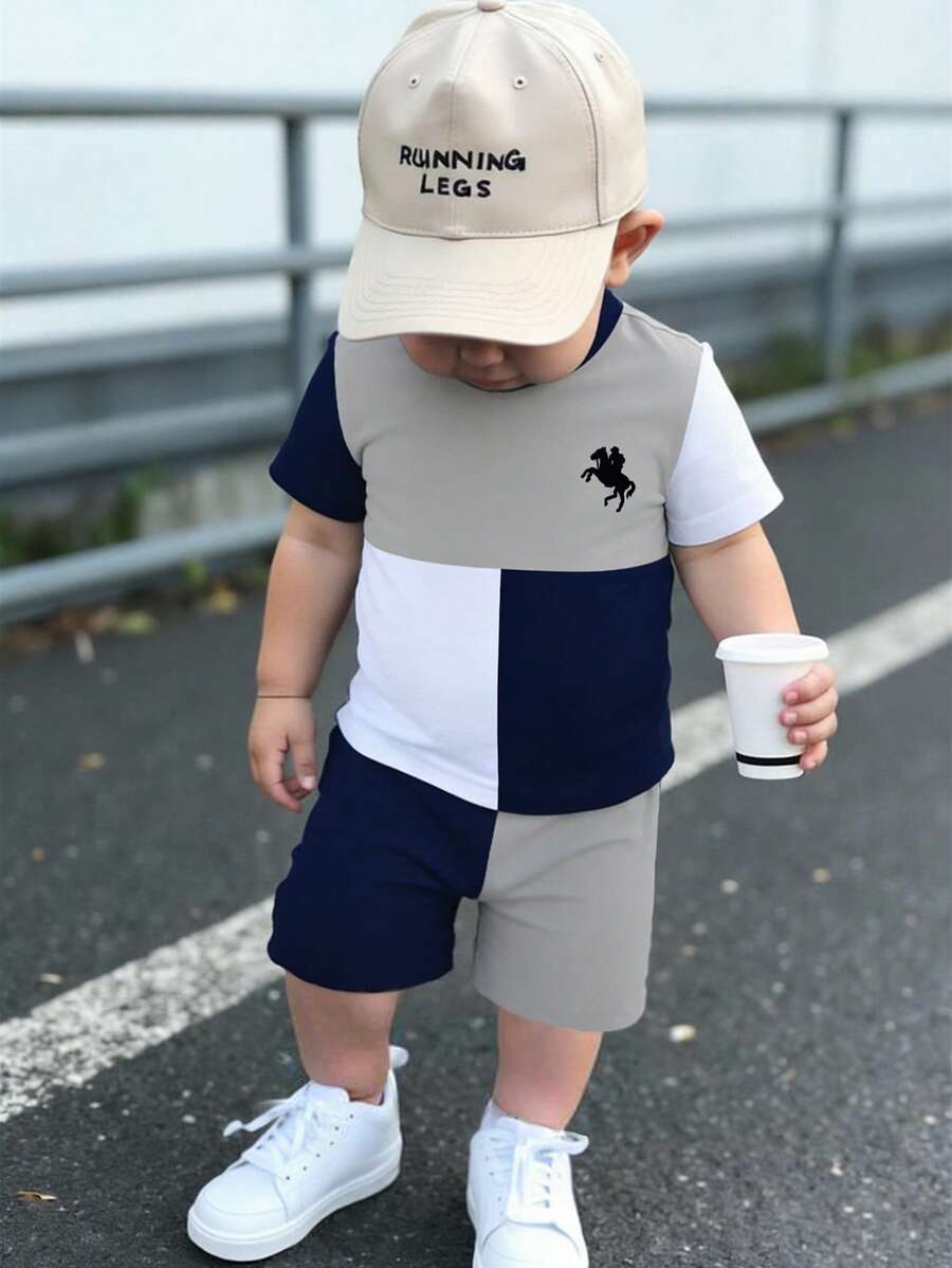 SHEIN Playful Pals 两件套男婴时尚简约骑士标志撞色圆领短袖T恤搭配同色撞色短裤,适合夏季外出穿着 - 彩色 - 查看 1