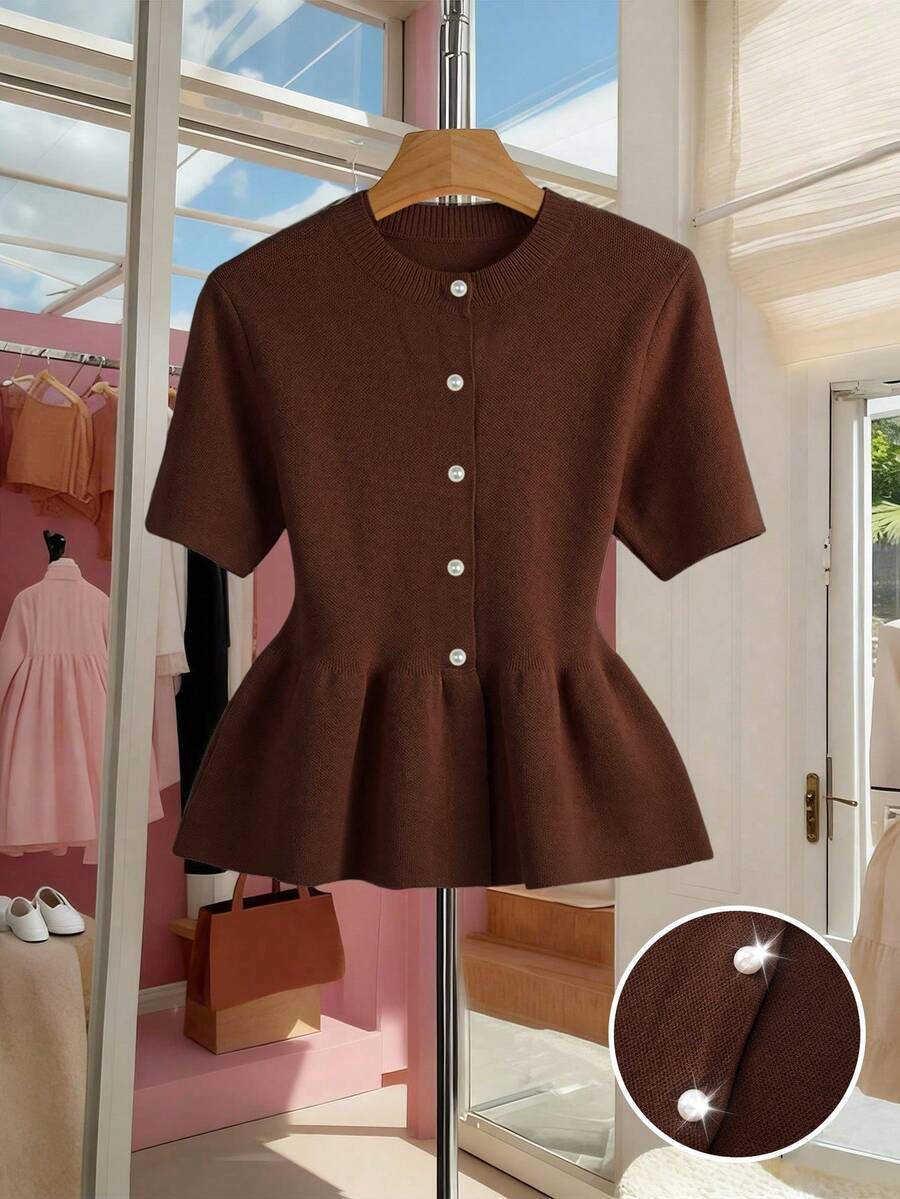 SHEIN Franclia 女士纯色圆领短袖单排扣休闲针织上衣,优雅时尚,适合各种身材的女士。 - 咖啡棕 - 查看 1
