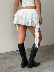 SHEIN PETITE Minifalda con volantes de encaje blanco de estilo casual y sexy de cintura baja con pantalones cortos para evitar la exposición - Blanco - Ver 2