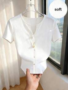 Franclia 女士纯白色休闲圆领开衩修身短袖纽扣装饰T恤，适合日常穿着，白色上衣，通勤，夏季 - 白色 - 查看 3