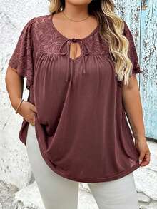 SHEIN CURVE+ 大码女式花卉蕾丝拼接前系带荷叶袖T恤毕业礼服/女士毕业礼服/白色毕业礼服/毕业套装/大码T恤夏季/乡村/海滩度假套装/海滩套装/沙滩装 - 棕色 - 查看 5